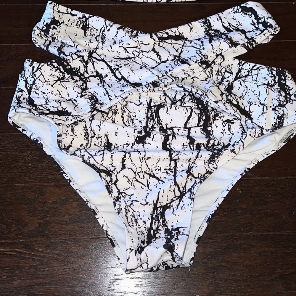 Strapless Highwaisted Swimsuit - Picture 3 of 6